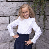 Leona ensfarget hvit med rysjer